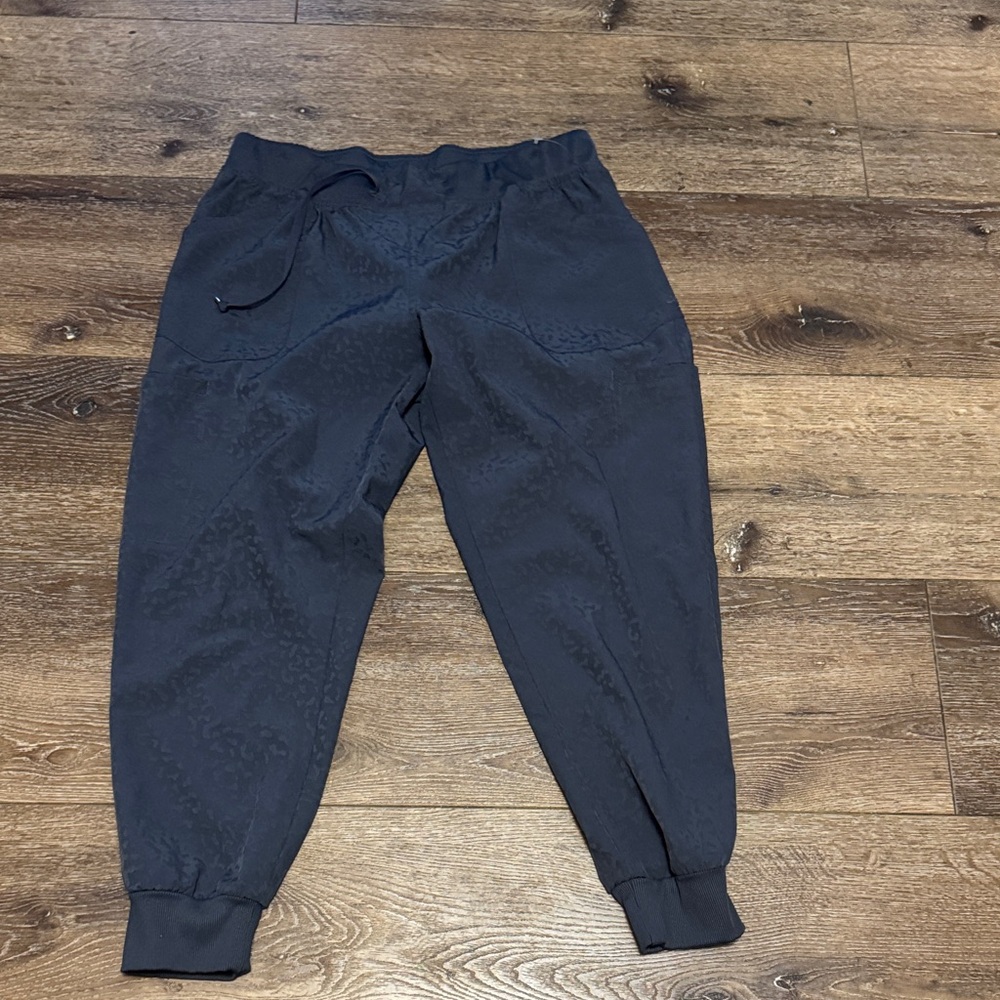 Ava Therese by Zavate apparel‎ gray leopard  scrub pants Large petite